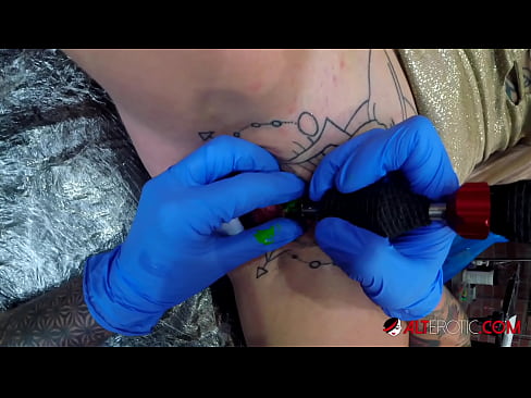 ❤️ Extremamente tatuada, a brasa Sully Savage fez uma tatuagem no seu clítoris ❤️ Porno em porno pt.sexuria-net.ru ❌❤
